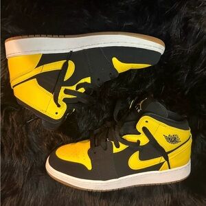 Jordan 1 Mid “New Love”